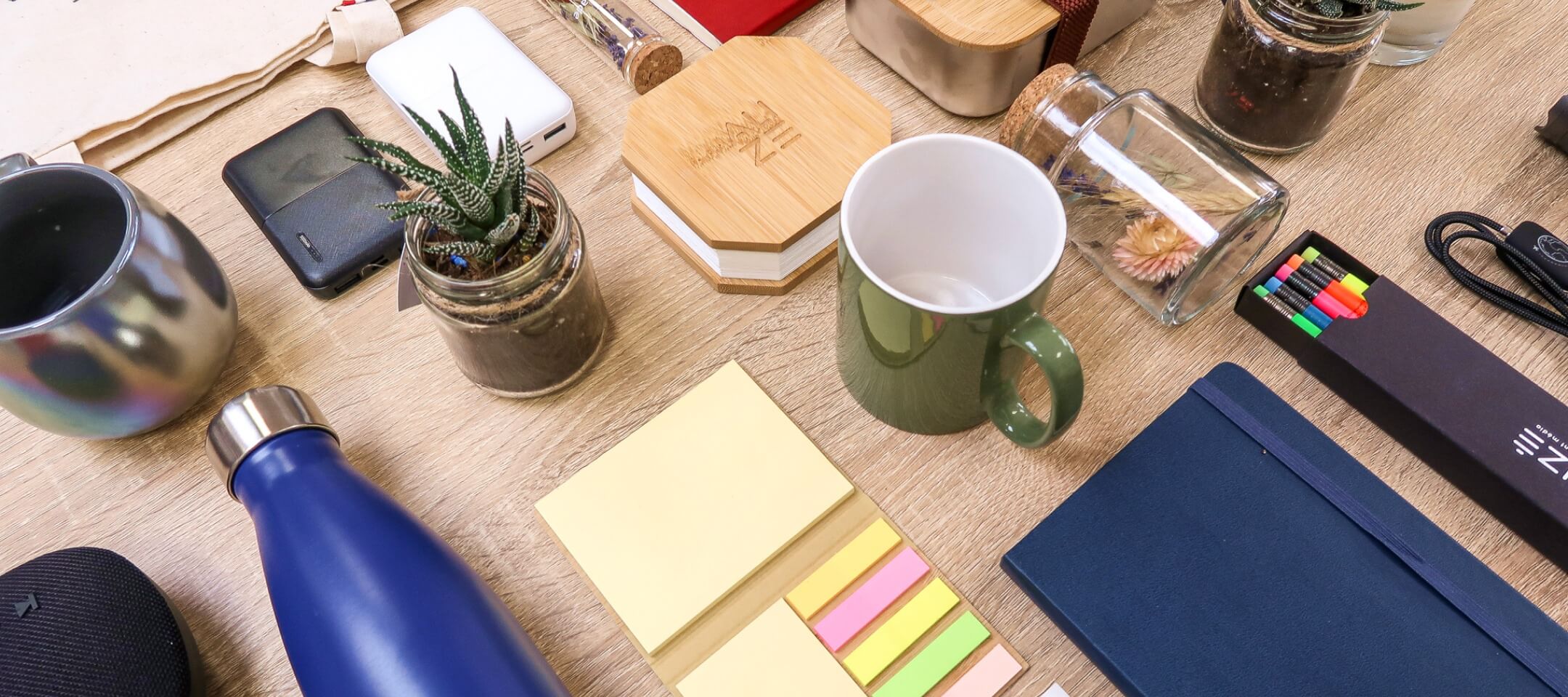 Illustration de la communication par l'objet média, mettant en avant l'accompagnement, la personnalisation et le stockage offerts par Alizé Communication.