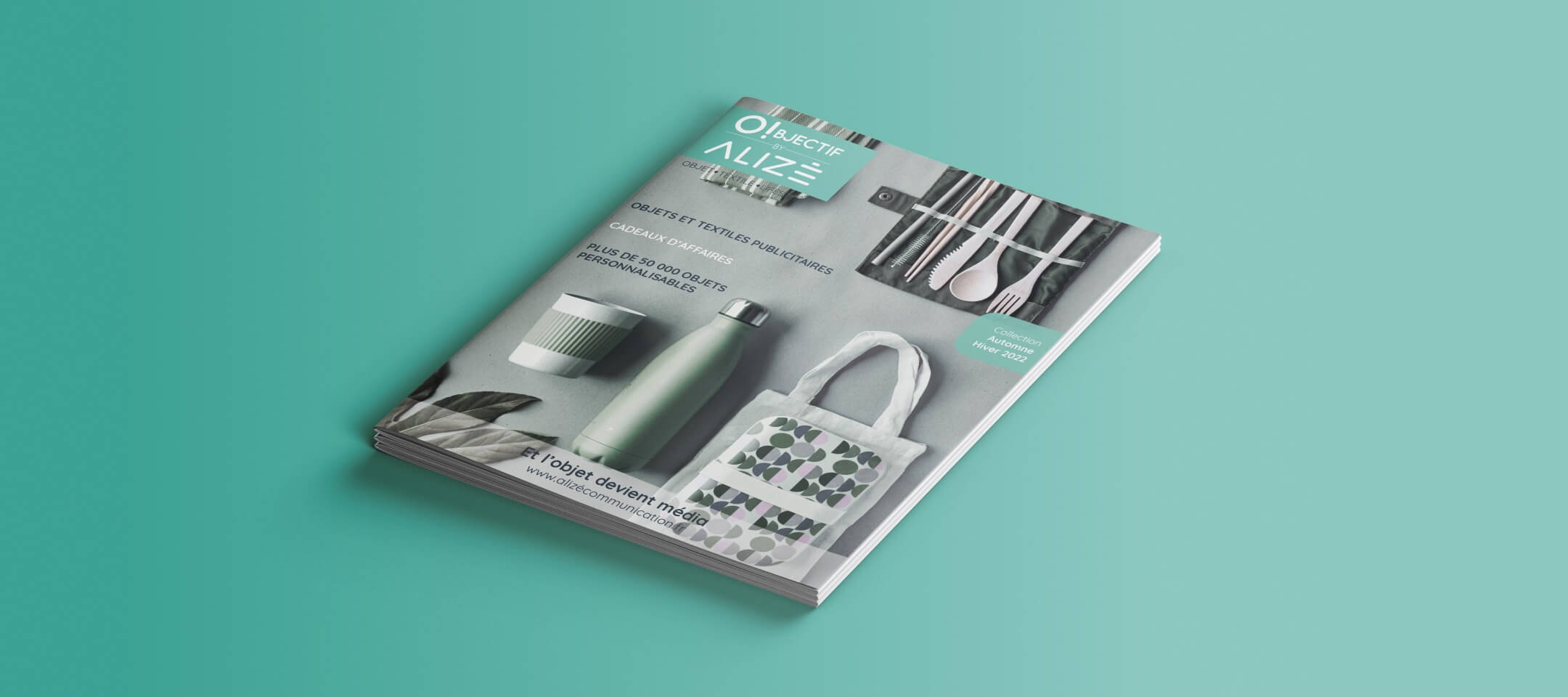 Mockup d'un magasine présentant une gourde, un tote bag, une tasse personnalisable