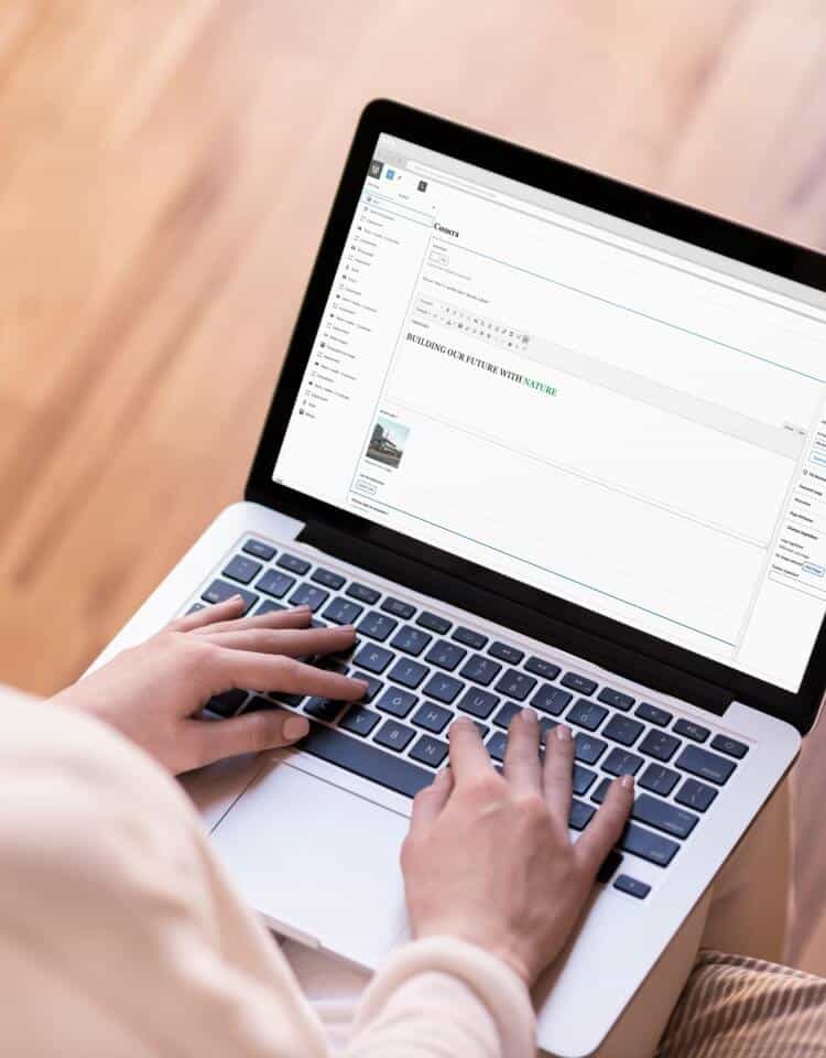 Photo d'une personne en train de travailler sur un ordinateur