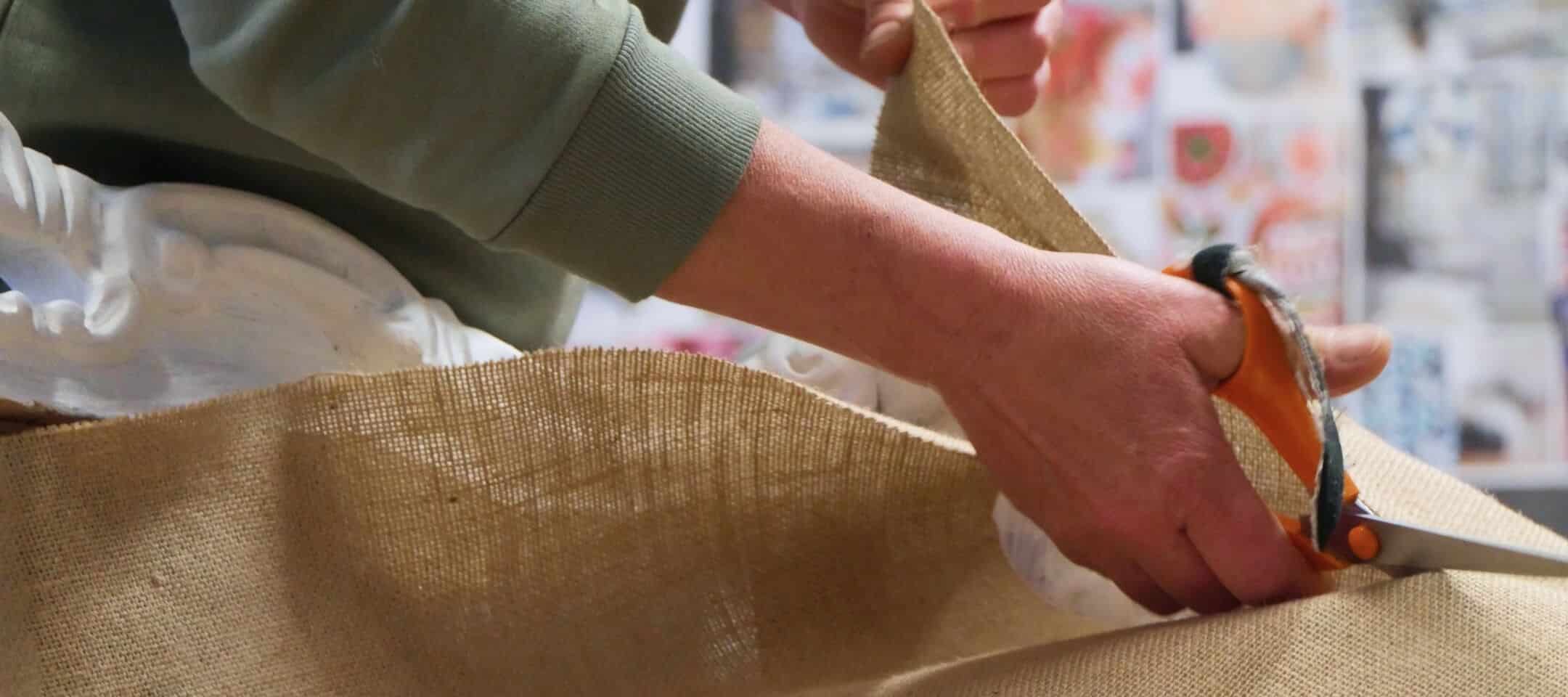 Artisan qui coupe du tissu