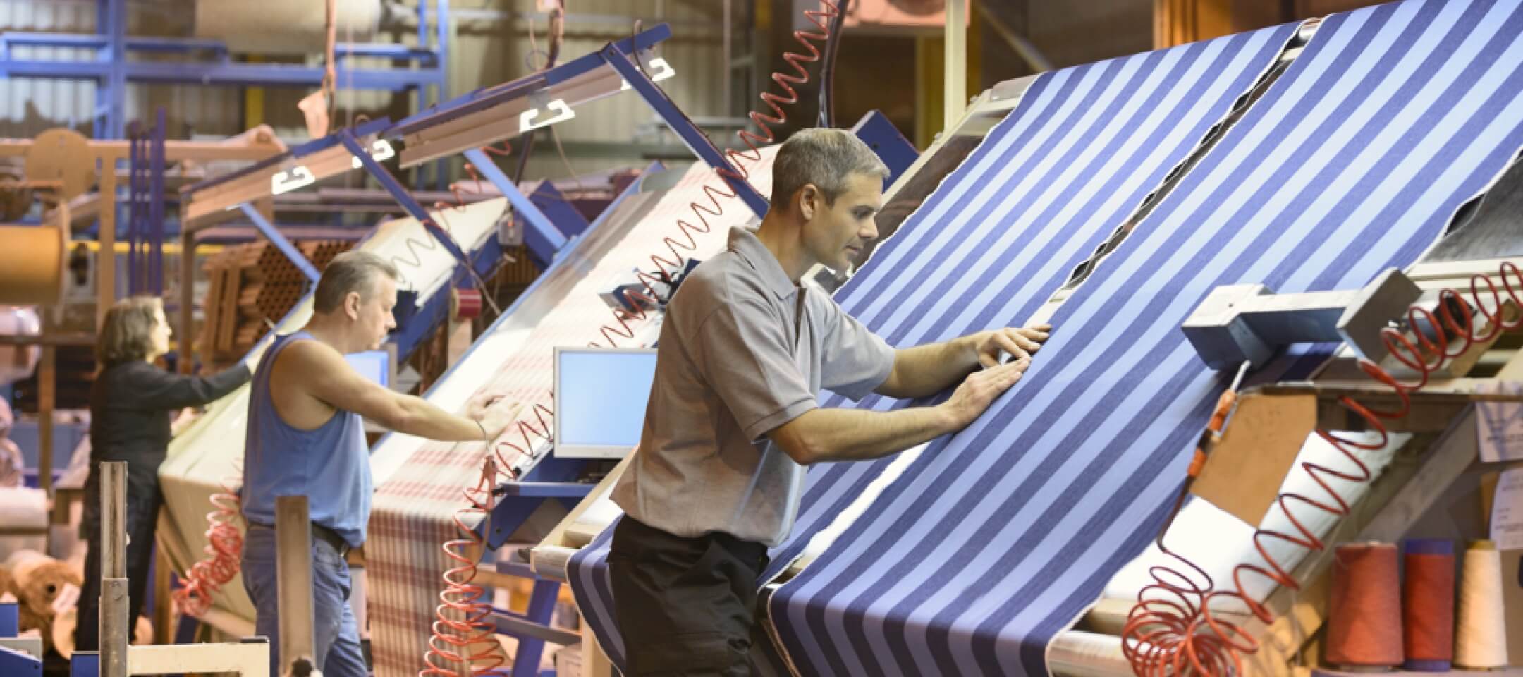 Artisans travaillant sur des tissus