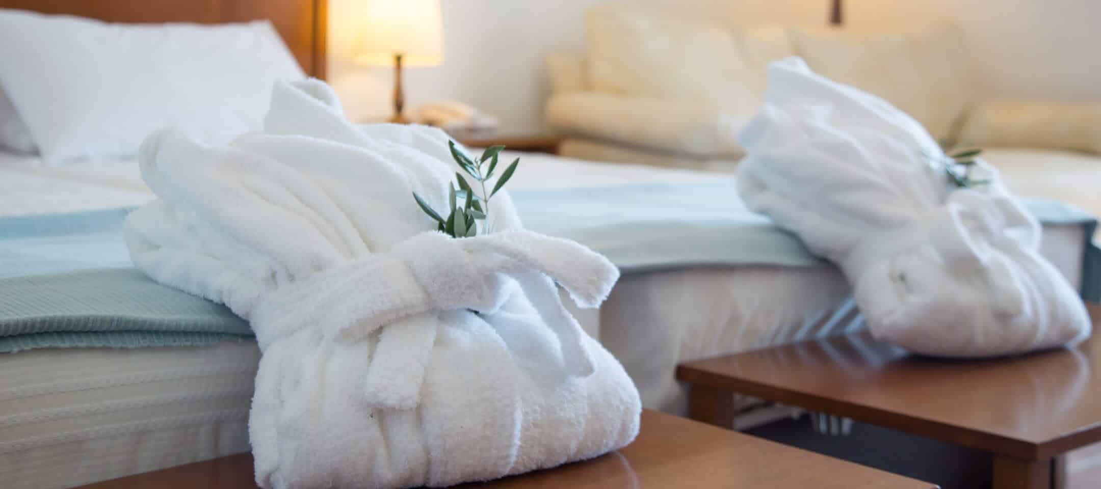 Photo de peignoirs blancs sur un lit dans une chambre