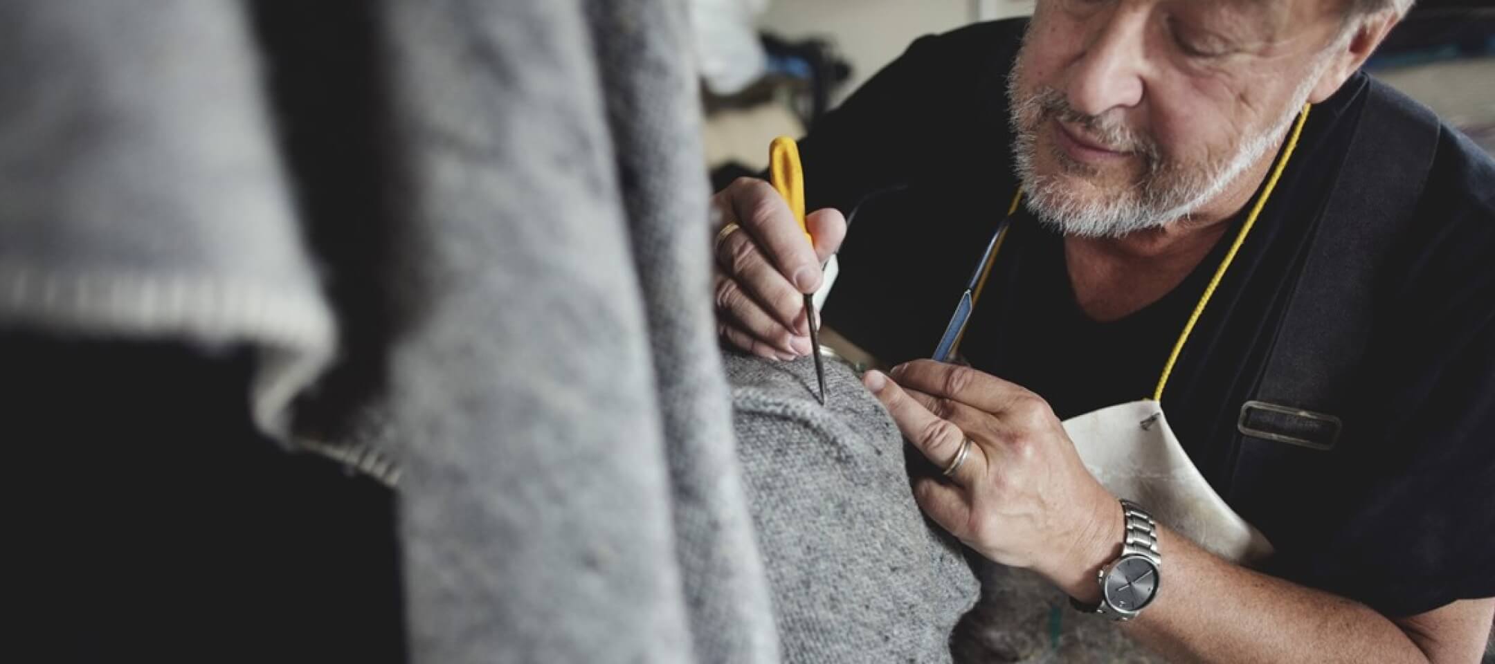 Artisan travaillant sur un tissu